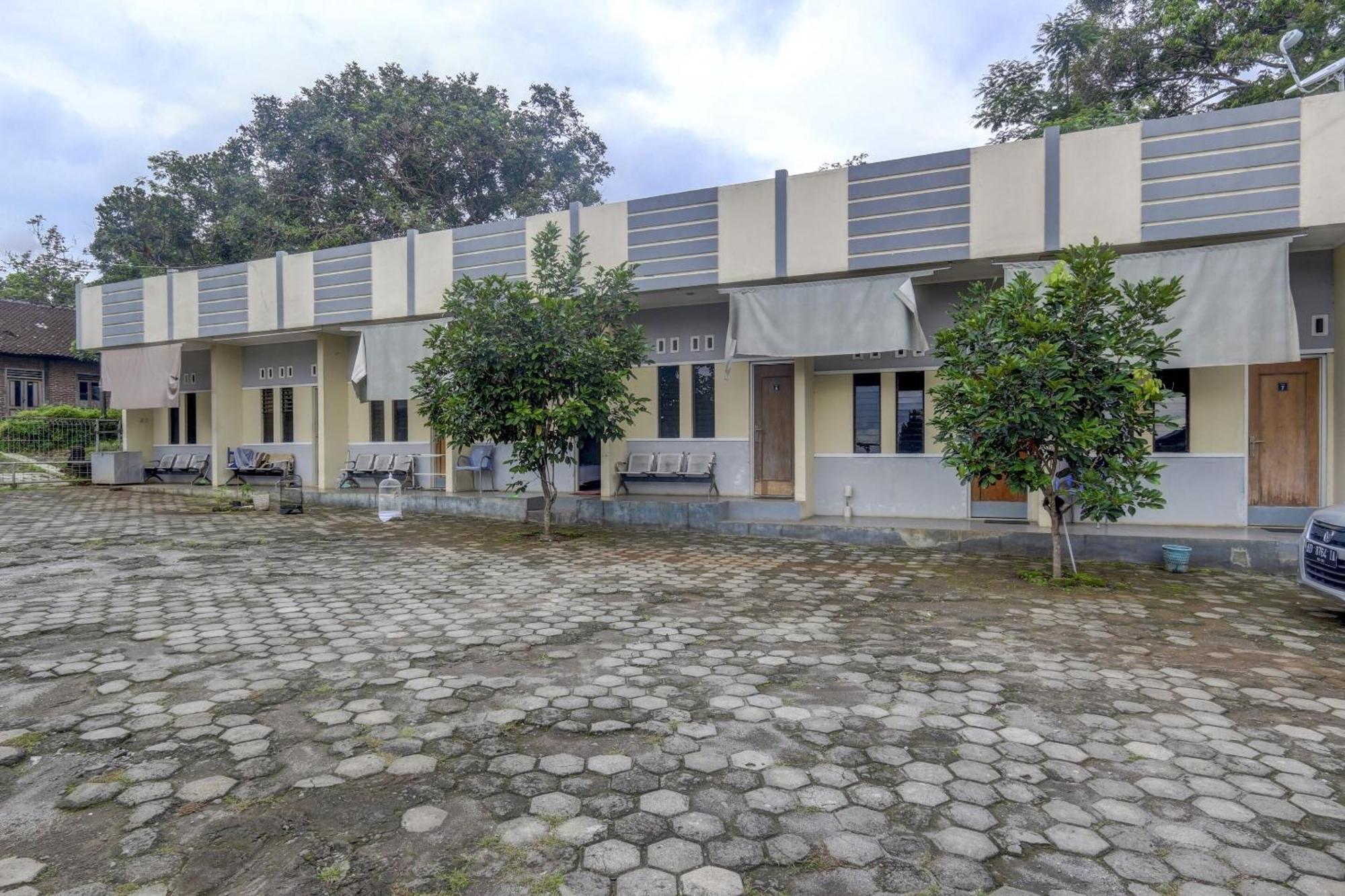 Oyo Life 90159 Puri Asoka Guest House Semarang Kültér fotó