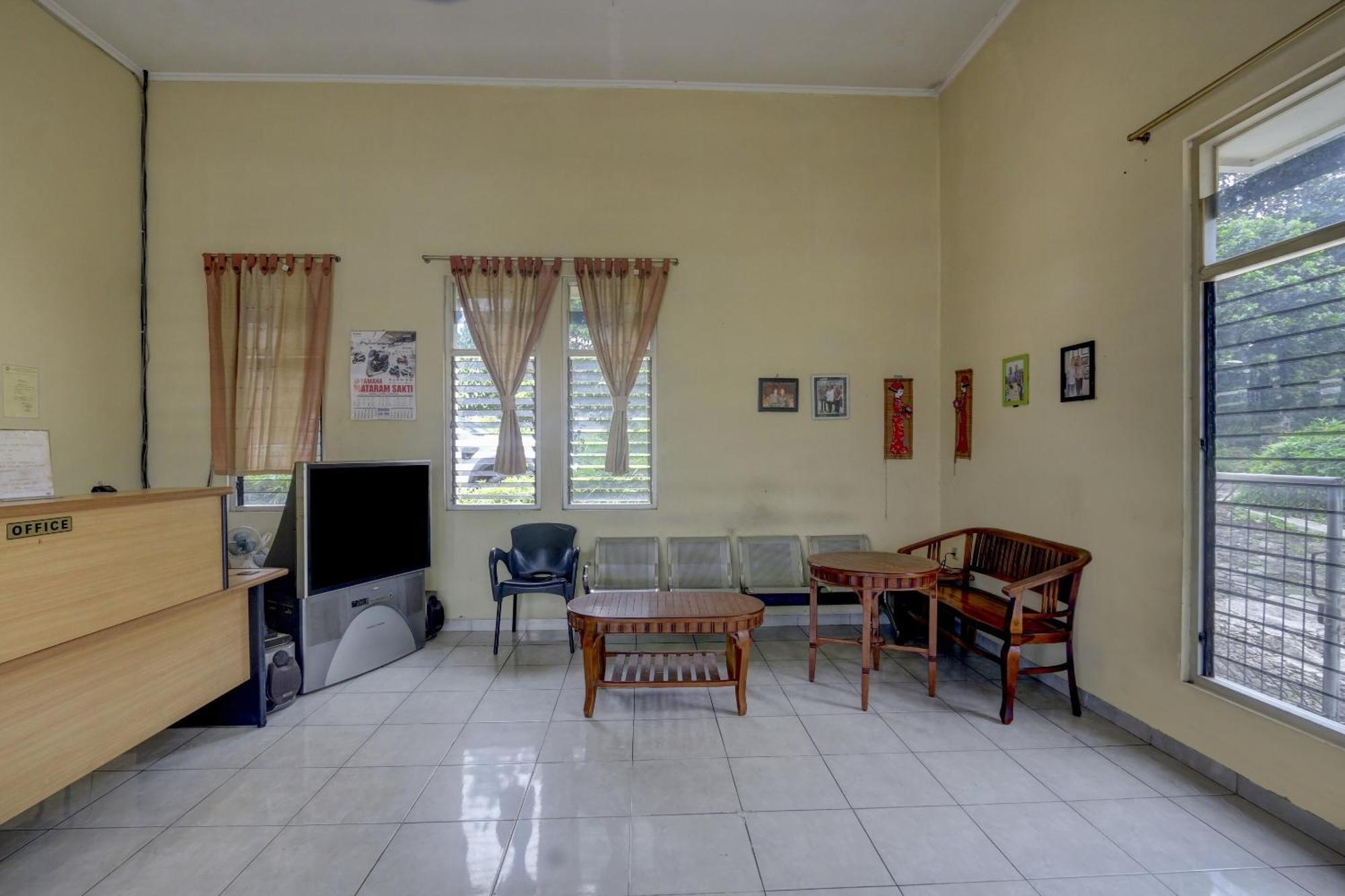 Oyo Life 90159 Puri Asoka Guest House Semarang Kültér fotó